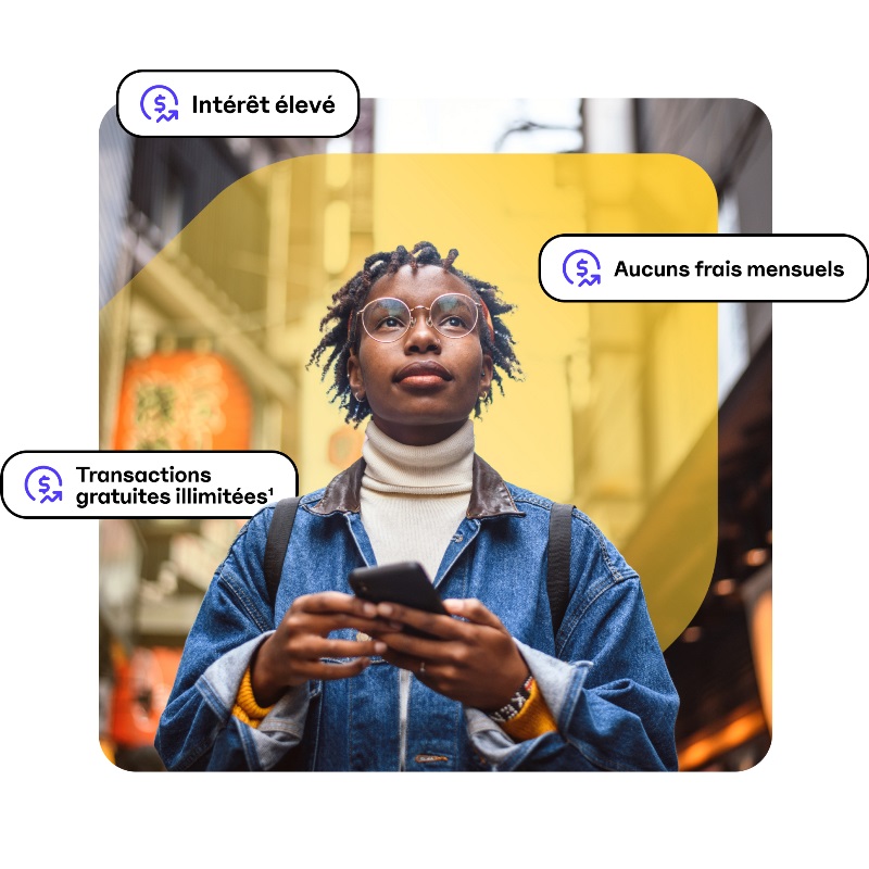 Femme regardant vers le haut avec son téléphone à la main, entourée de texte décrivant ce que la Banque EQ offre : Intérêt élevé, Transactions illimitées et Aucuns frais mensuels, avec le losange de la Banque EQ sur un arrière-plan de ville.