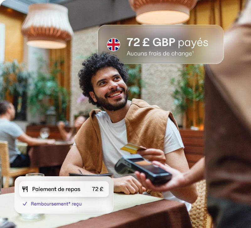 Homme dans un restaurant sur le point de payer sa facture à l’aide de sa Carte Banque EQ.