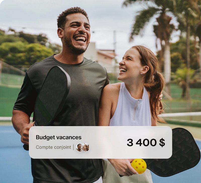 Couple jouant au pickleball, sachant que leur Compte conjoint de la Banque EQ accumule leur épargne pour leurs prochaines vacances.