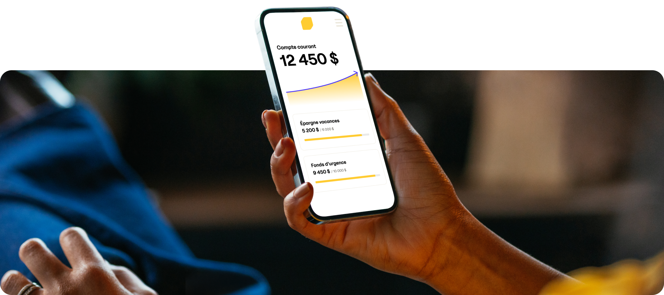 Image d’un téléphone dans la main d’une personne. À l’écran se trouve une vue simplifiée de l’appli de la Banque EQ, avec un graphique montrant une augmentation constante au fil du temps, et 3 comptes contenant divers montants d’épargne.