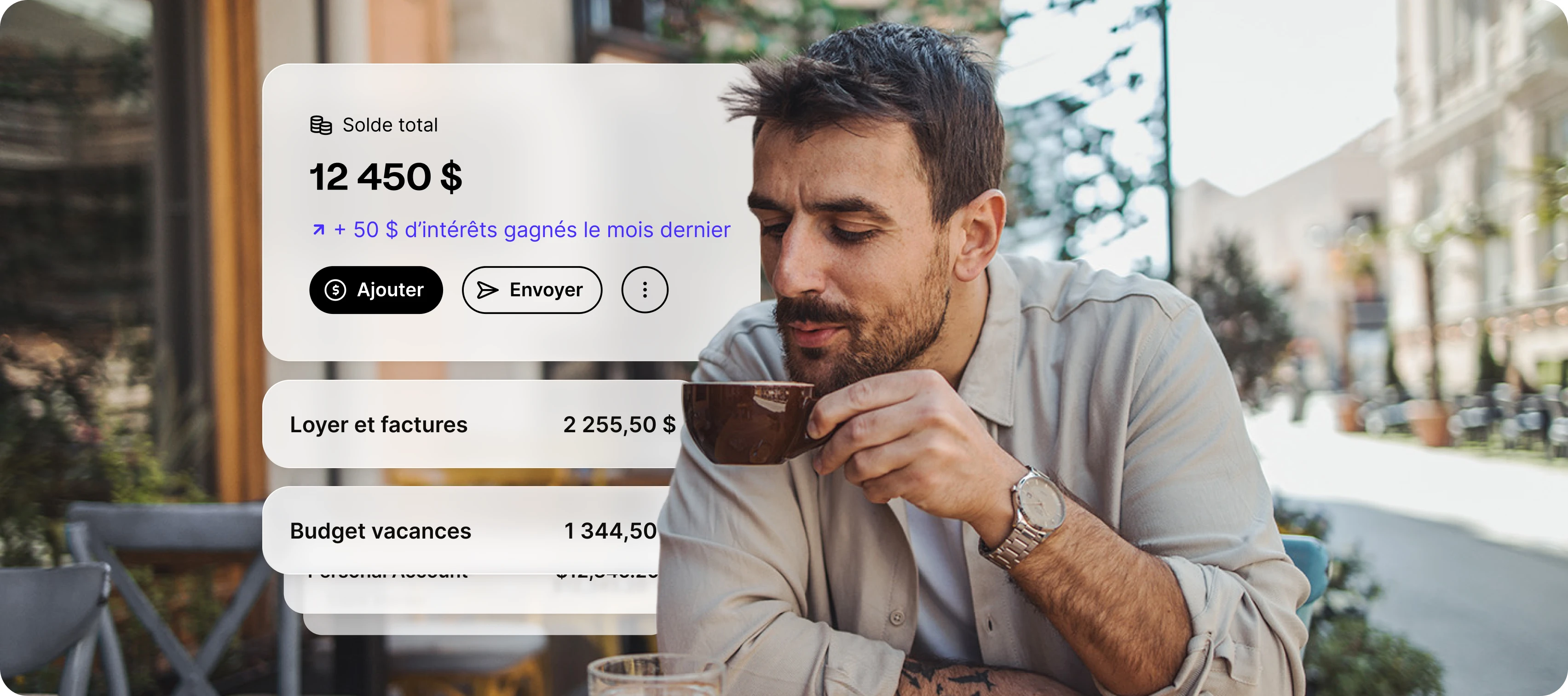 Homme savourant une tasse de café sur une terrasse ensoleillée, assis de manière détendue avec un léger sourire aux lèvres, entouré de plantes et de mobilier de jardin.